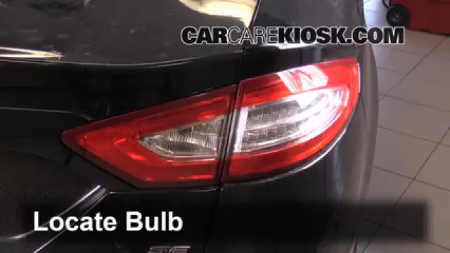 2014 Ford Fusion SE 2.5L 4 Cyl. Éclairage Feux de position arrière (remplacer ampoule)